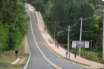 Foto - Prefeitura entrega primeira ciclovia rural as margens da Avenida Odilon Cassetari, que liga a Rodovia Gastão Dal Farra.