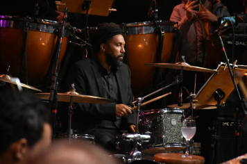 Foto - Botucatu 170 anos - Show Paulo Miklos + Orquestra Sinfônica Municipal de Botucatu + Orquestra Sinfônica Lyra Mojimiriana + Maestro Carlos Lima*