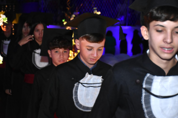 Foto - Formatura de encerramento dos 9º anos do ensino fundamental II e EMEJA dia 13 de dezembro de 2024