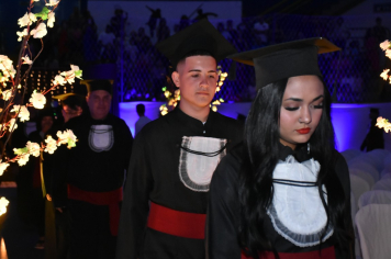 Foto - Formatura de encerramento dos 9º anos do ensino fundamental II e EMEJA dia 13 de dezembro de 2024
