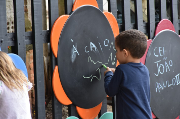 Foto - Escola municipal de educação infantil ganha espaço interativo para os alunos