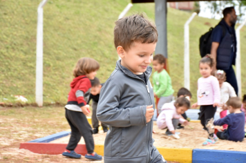 Foto - Escola municipal de educação infantil recebe novo espaço lúdico e parquinho infantil