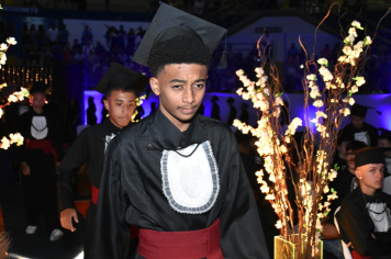 Foto - Formatura de encerramento dos 9º anos do ensino fundamental II e EMEJA dia 13 de dezembro de 2024