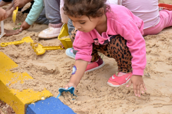 Foto - Escola municipal de educação infantil recebe novo espaço lúdico e parquinho infantil