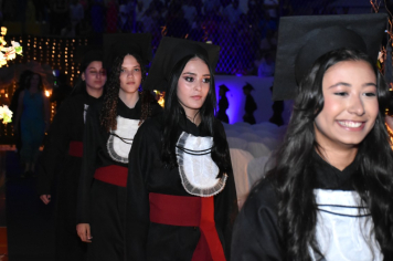 Foto - Formatura de encerramento dos 9º anos do ensino fundamental II e EMEJA dia 13 de dezembro de 2024