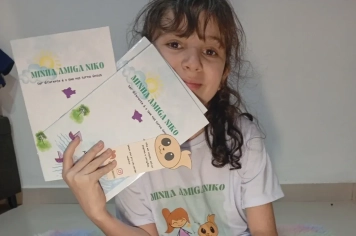 Aluna da Rede Municipal vai à escola onde aprendeu a ler para entregar seu primeiro livro 