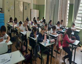 Educação adere às leis que restringem o uso de celular nas escolas