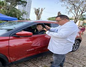 Drive-thru da Saúde imuniza mais de 300 pessoas no fim de semana