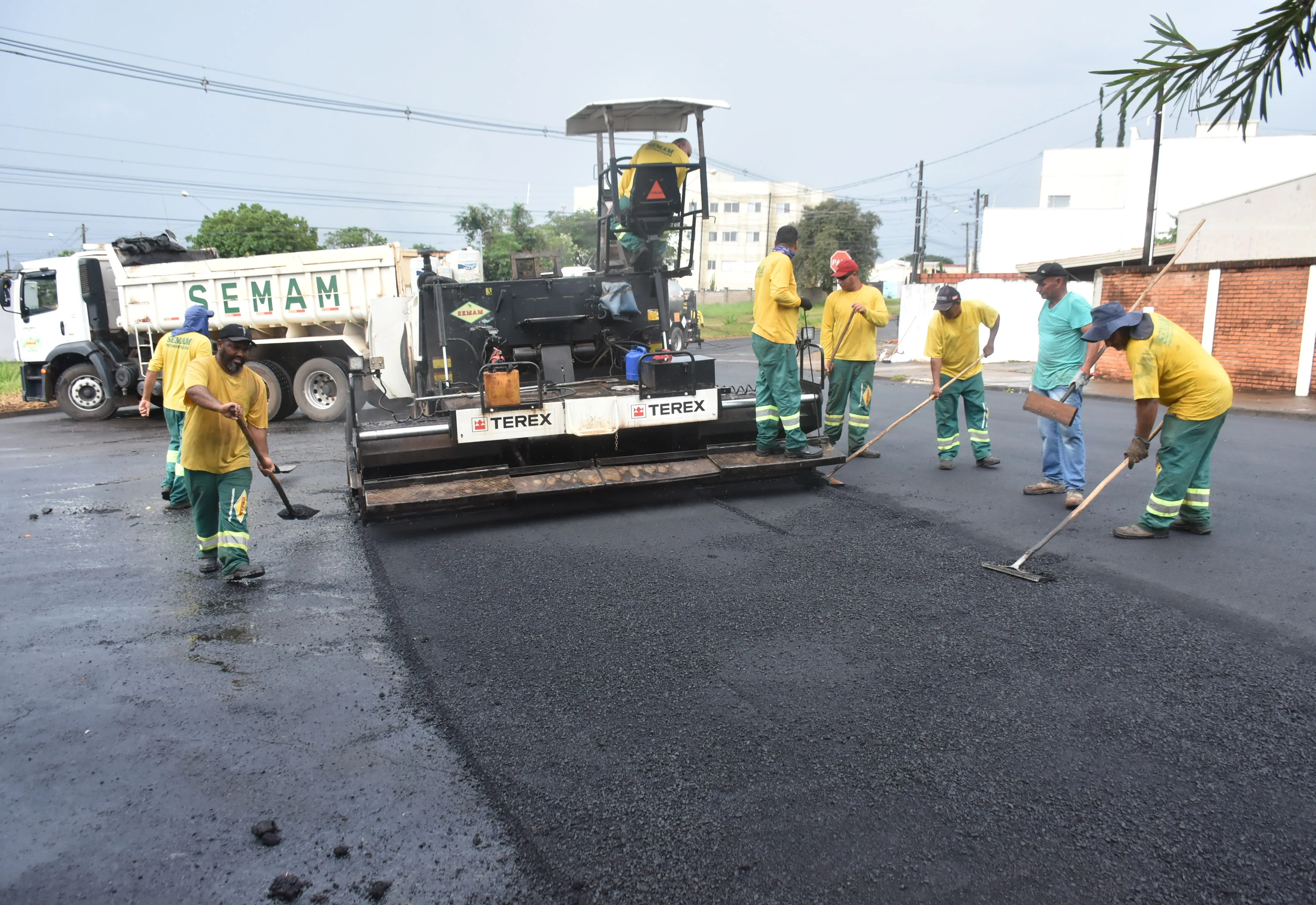 Botucatu segue com o recapeamento de asfalto em diversas vias da cidade