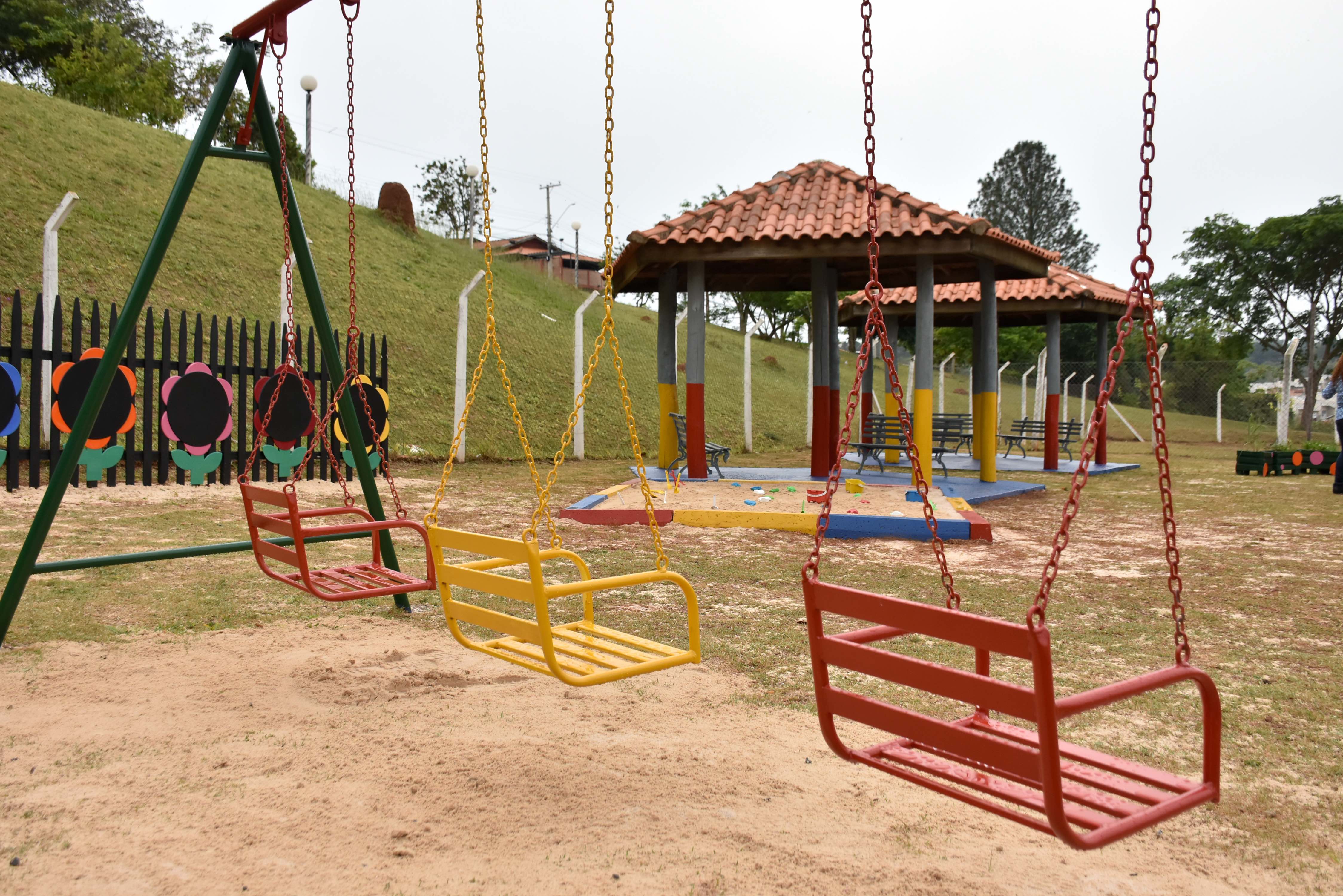 Escola municipal de educação infantil recebe novo espaço lúdico e parquinho infantil